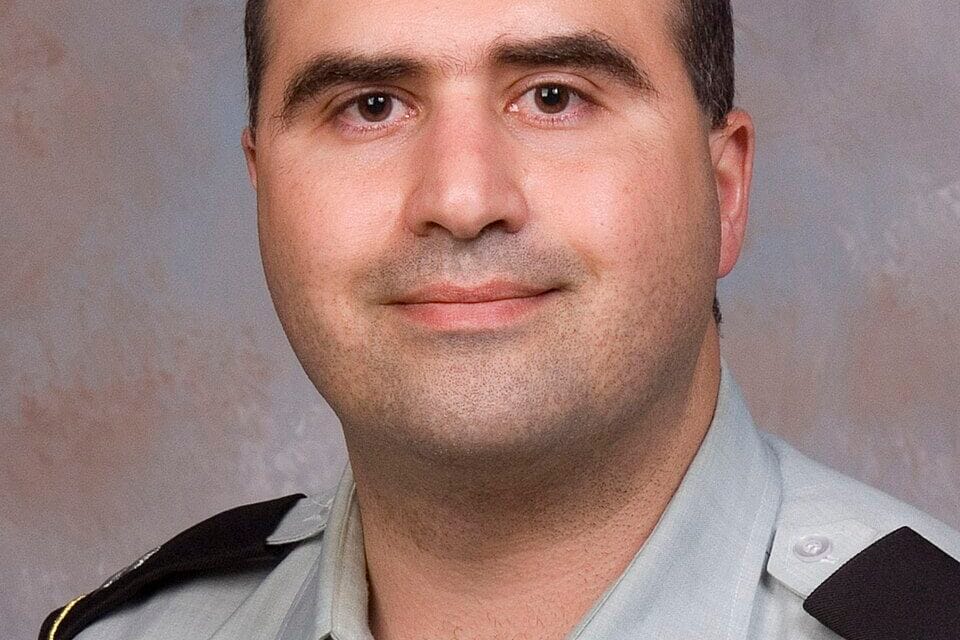 Nidal Malik Hasan wearing a US Army uniform in a 2007 portrait
